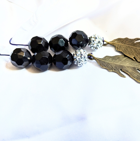 Feather and black stone earring - Picture 3 of 4